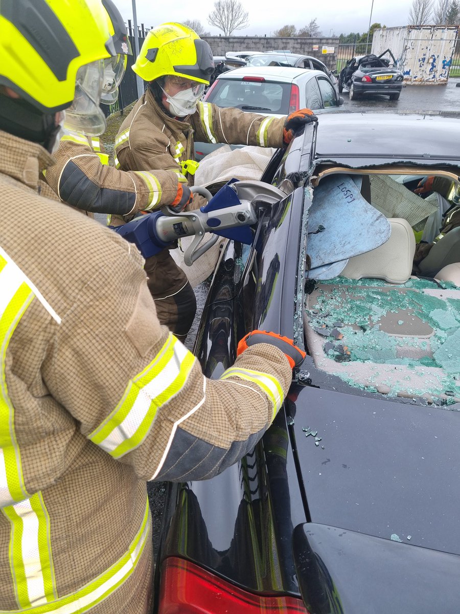 sandybwoy's tweet photo. Joint RTC training with @SFRS_Larbert &amp; Bo'ness Red Watches.
3 TFFs getting plenty of hands on experience with the new @ClanLukas edraulic extrication tools. Made swift work of a solid Volvo. https://t.co/9B90NPgXu1