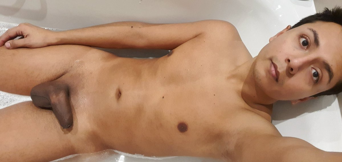 CAMBNUDIST's tweet photo. Ladies and gentlemen, a personal question if I may.. Weekend bath time, relax! 
It seems quite common now to be smooth, why do you like to be smooth?
#NormalizingNudity #NormalizingNaturism #naked #desnudo #nackt #shaved #smooth #bodypositivity #routine #naturist #nude https://t.co/wNw5cPVMsG