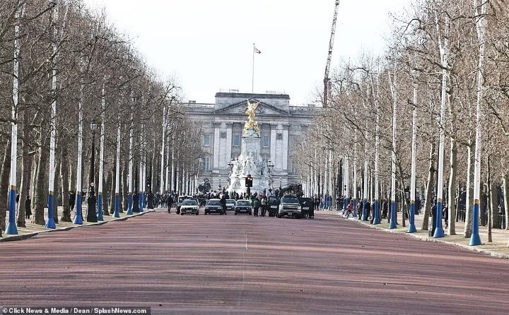 ZCATonstonk's tweet photo. 🚨| El alcalde de Londres dio permiso para que se cerraran las calles cerca del Palacio de Buckingham para las grabaciones de hoy! https://t.co/yOpqCQjzbi