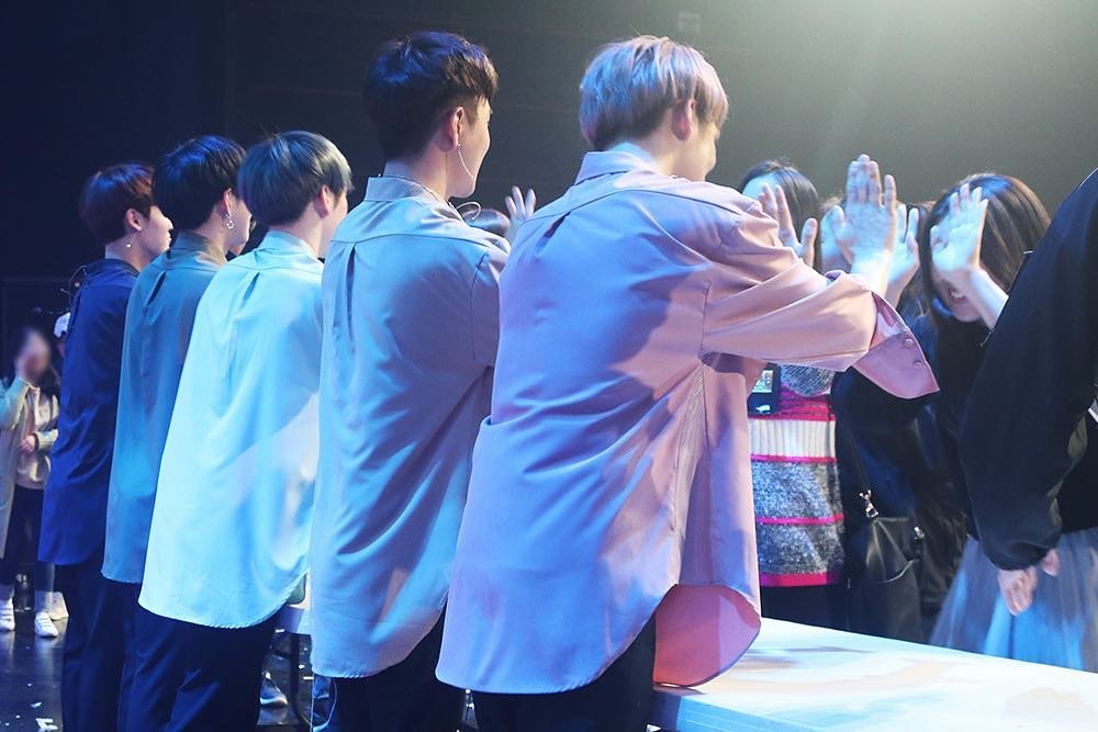 ACEtagram_7's tweet photo. 180322

[#에이스_준] #Sweet_Fantasy 의 마지막 아쉬움을 달래는 하이터치..😆 그래도 아쉬운 건 어쩔 수가 없나 보다..😔❤ 한 분 한 분 눈 마주칠 때마다.. 신기하고 감사하고 행복하고 막 막 다 했습니다..😍 우리 초이들 너무 고마웠고 고생 많았어요💕 빨리 다시 우리 손을 마주할 수 있기를..🙏 https://t.co/MDwSNrL28m