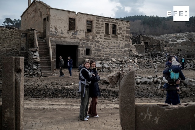 EFEnoticias's tweet photo. CRÓNICA | El pueblo emergido que atrae irremediablemente a turistas gallegos y lusos.

✍ Lorena Rodríguez de la Torre
📷 @brais_lorenzo 

https://t.co/0chE2ARDtK https://t.co/yMrnVeNOLI