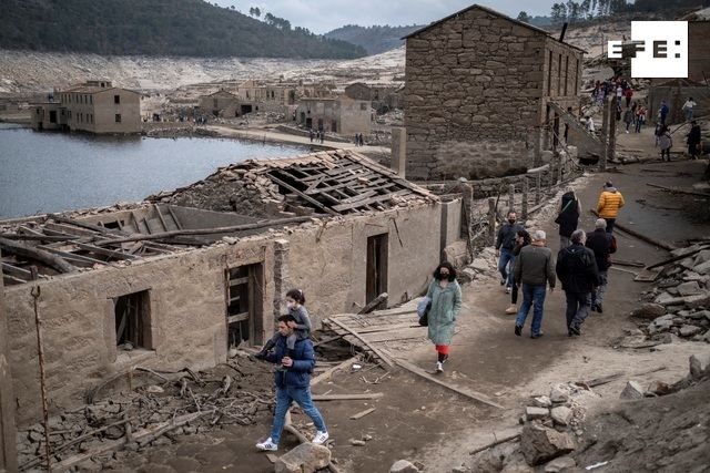 EFEnoticias's tweet photo. CRÓNICA | El pueblo emergido que atrae irremediablemente a turistas gallegos y lusos.

✍ Lorena Rodríguez de la Torre
📷 @brais_lorenzo 

https://t.co/0chE2ARDtK https://t.co/yMrnVeNOLI