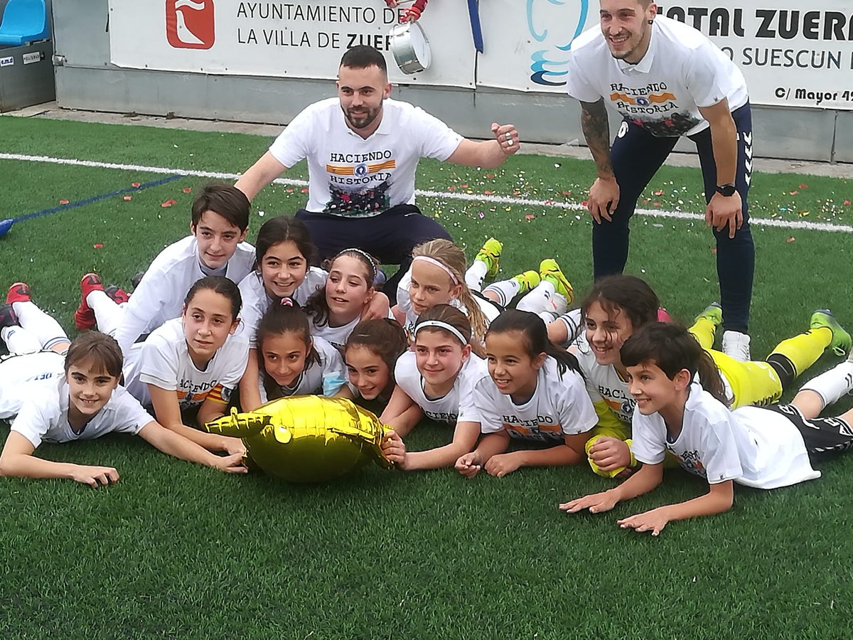 ZaragozaCFF's tweet photo. 🥇 CAMPEONAS

¡Hemos hecho historia!

⚪⚽️🔵 Nuestro alevín se convierte en el primer equipo femenino en ganar una liga mixta en #aragón compitiendo contra equipos de chicos 

#FutbolFemenino
#ZaragozaFemenino 
#ZaragozaCFF💙 
@ZCFFCantera https://t.co/QIfBUer46b