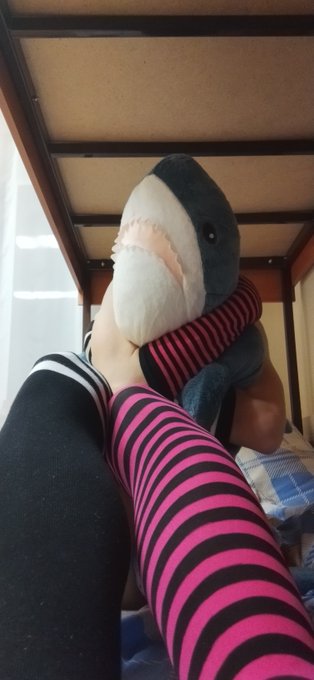 3 pic. Help him...

#Femboy #Legs #Hug https://t.co/TPWeqBqxFa