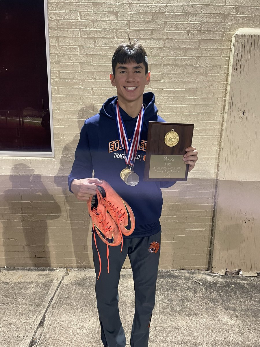 jehs_track's tweet photo. Congrats to Victor Salinas for coming in first place in the 110H and 300H. He also contributed to our 4x400m Relay that placed 2nd. He earned the Cats Relay Outstanding Male Athlete  Varsity Boys Division! Looking forward to the rest of the season 💪🏽 #catsrelay https://t.co/FBxWulq7FS