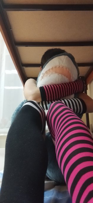 1 pic. Help him...

#Femboy #Legs #Hug https://t.co/TPWeqBqxFa