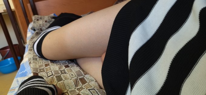 1 pic. Am I cute in this sweater?

#Femboy #Legs #Balls https://t.co/spkH3nQfhl