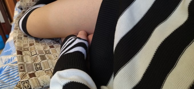 2 pic. Am I cute in this sweater?

#Femboy #Legs #Balls https://t.co/spkH3nQfhl