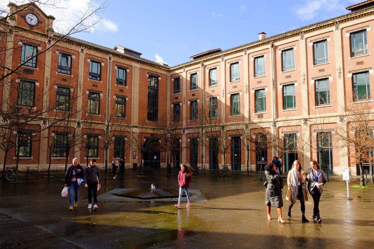 UTCapitole's tweet photo. 🔴📣 #JPO_UTCapitole 

Venir étudier à #UTCapitole #Toulouse c'est aussi profiter d'un cadre agréable. Un #Campus en plein centre ville 👩‍🎓👨‍🎓composé de 4 sites d'exception : l’Arsenal, la manufacture des tabacs, le bâtiment @TSEinfo et les anciennes facultés @TSM_Toulouse  👌 https://t.co/TuV00H70cX