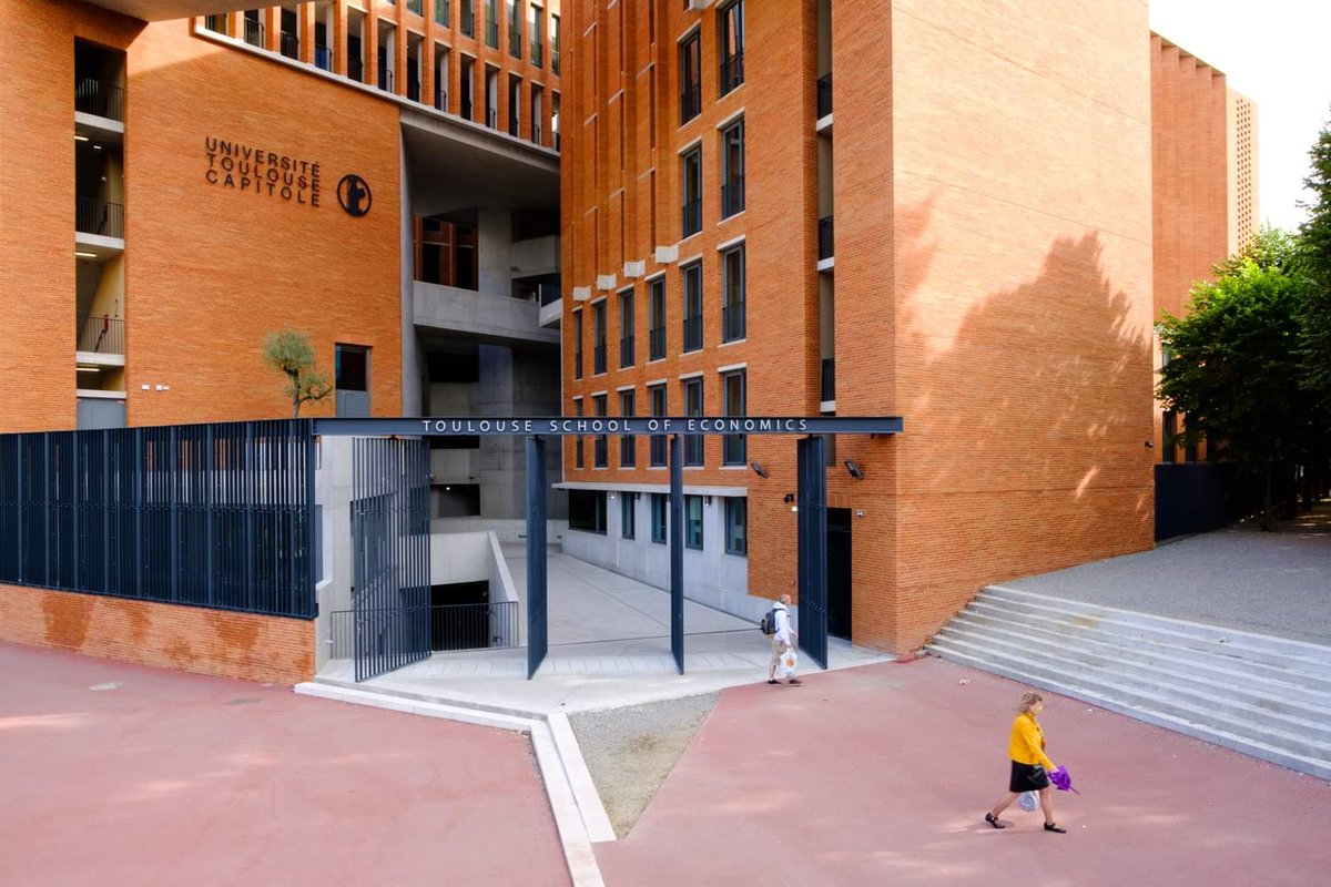 UTCapitole's tweet photo. 🔴📣 #JPO_UTCapitole 

Venir étudier à #UTCapitole #Toulouse c'est aussi profiter d'un cadre agréable. Un #Campus en plein centre ville 👩‍🎓👨‍🎓composé de 4 sites d'exception : l’Arsenal, la manufacture des tabacs, le bâtiment @TSEinfo et les anciennes facultés @TSM_Toulouse  👌 https://t.co/TuV00H70cX