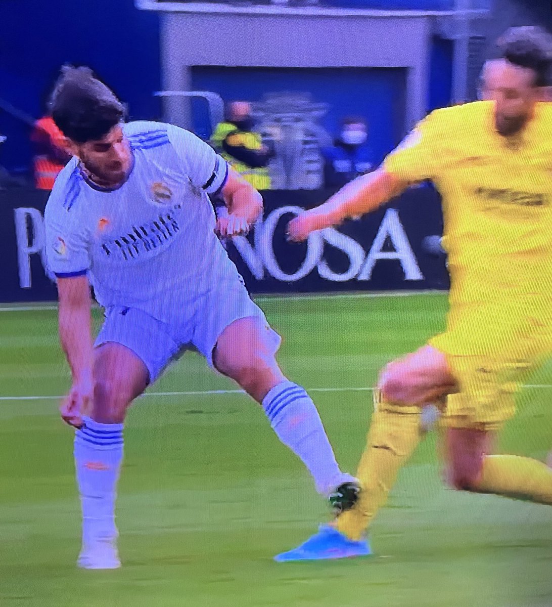 jotajordi13's tweet photo. RT si crees q si esta entrada la hace Dani Alves o cualquier jugador del Barça, le enseñan la ROJA seguro https://t.co/HCPWex7kVU