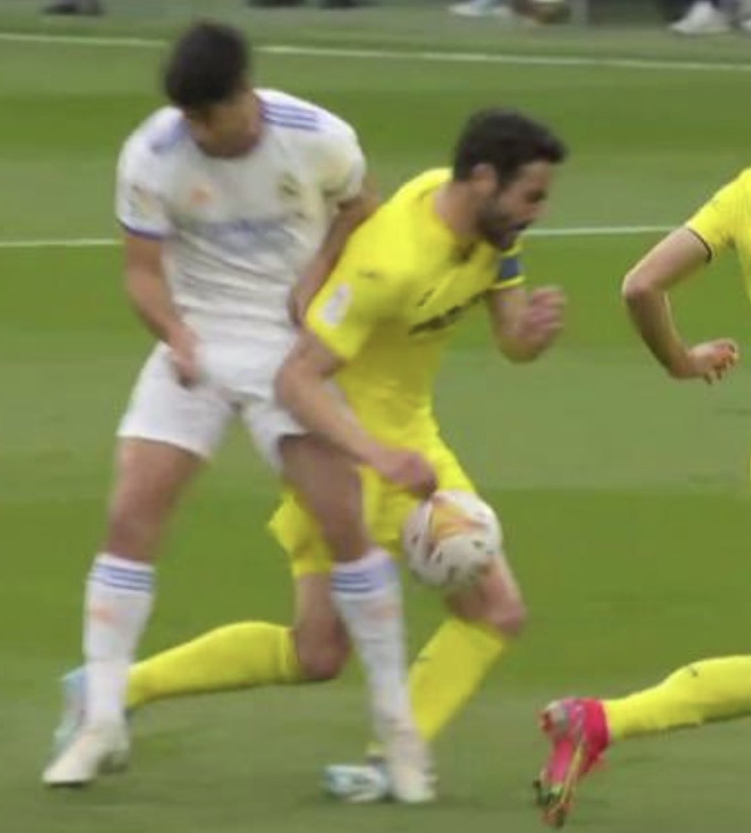 RT si crees q si esta entrada la hace Dani Alves o cualquier jugador del Barça, le enseñan la ROJA seguro