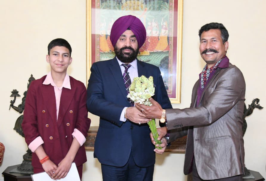 LtGenGurmit's tweet image. Met 13 Year Old Advait Chettri, at Rajbhawan.

Advait has innovated a bike that runs without carbon fuel, uses compressed air as a medium. Mobile charger without power supply &amp;amp; Water heater without electric supply.

Creative #YoungMind, #Innovator &amp;amp; proud #Uttarakhandi.

Jai Hind