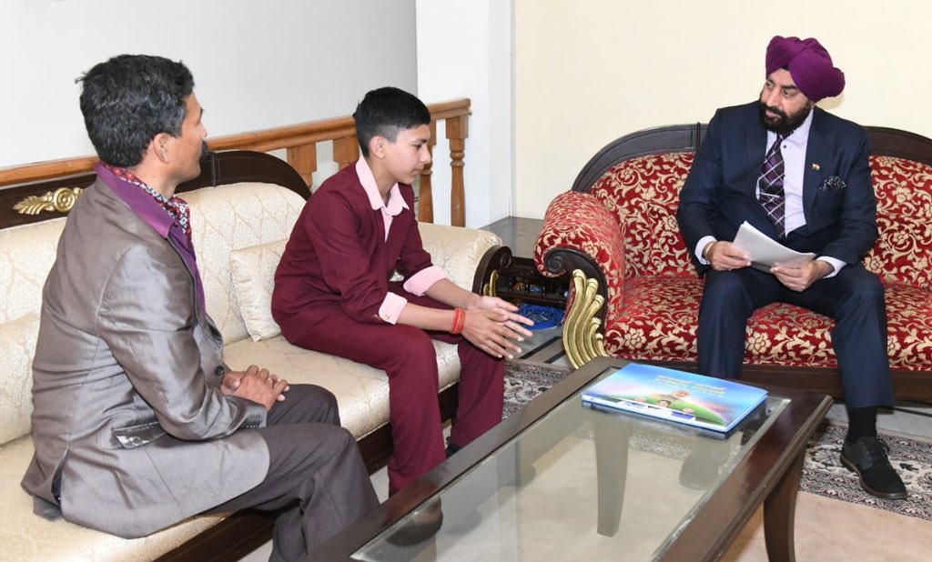 LtGenGurmit's tweet image. Met 13 Year Old Advait Chettri, at Rajbhawan.

Advait has innovated a bike that runs without carbon fuel, uses compressed air as a medium. Mobile charger without power supply &amp;amp; Water heater without electric supply.

Creative #YoungMind, #Innovator &amp;amp; proud #Uttarakhandi.

Jai Hind