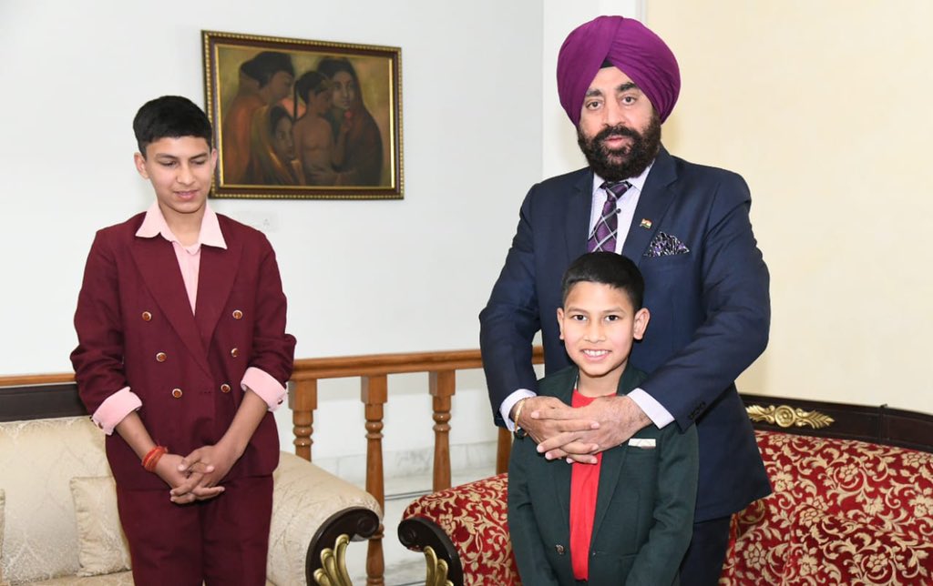 LtGenGurmit's tweet image. Met 13 Year Old Advait Chettri, at Rajbhawan.

Advait has innovated a bike that runs without carbon fuel, uses compressed air as a medium. Mobile charger without power supply &amp;amp; Water heater without electric supply.

Creative #YoungMind, #Innovator &amp;amp; proud #Uttarakhandi.

Jai Hind