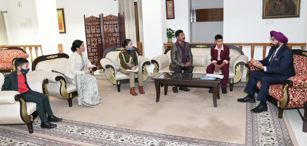 LtGenGurmit's tweet image. Met 13 Year Old Advait Chettri, at Rajbhawan.

Advait has innovated a bike that runs without carbon fuel, uses compressed air as a medium. Mobile charger without power supply &amp;amp; Water heater without electric supply.

Creative #YoungMind, #Innovator &amp;amp; proud #Uttarakhandi.

Jai Hind