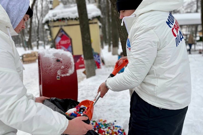 mger_mo's tweet photo. Крышки на переработку ♻️ 
«Молодая Гвардия Единой России» поможет тебе сделать жизнь экологичней.
Активисты МГЕР на вырученные от переработки деньги покупают продуктовые наборы для пожилых и пенсионеров, помогают ветеранам, детским реабилитационным центрам. 
#МГЕР #МГЕРМО https://t.co/NqWDFBBOmh