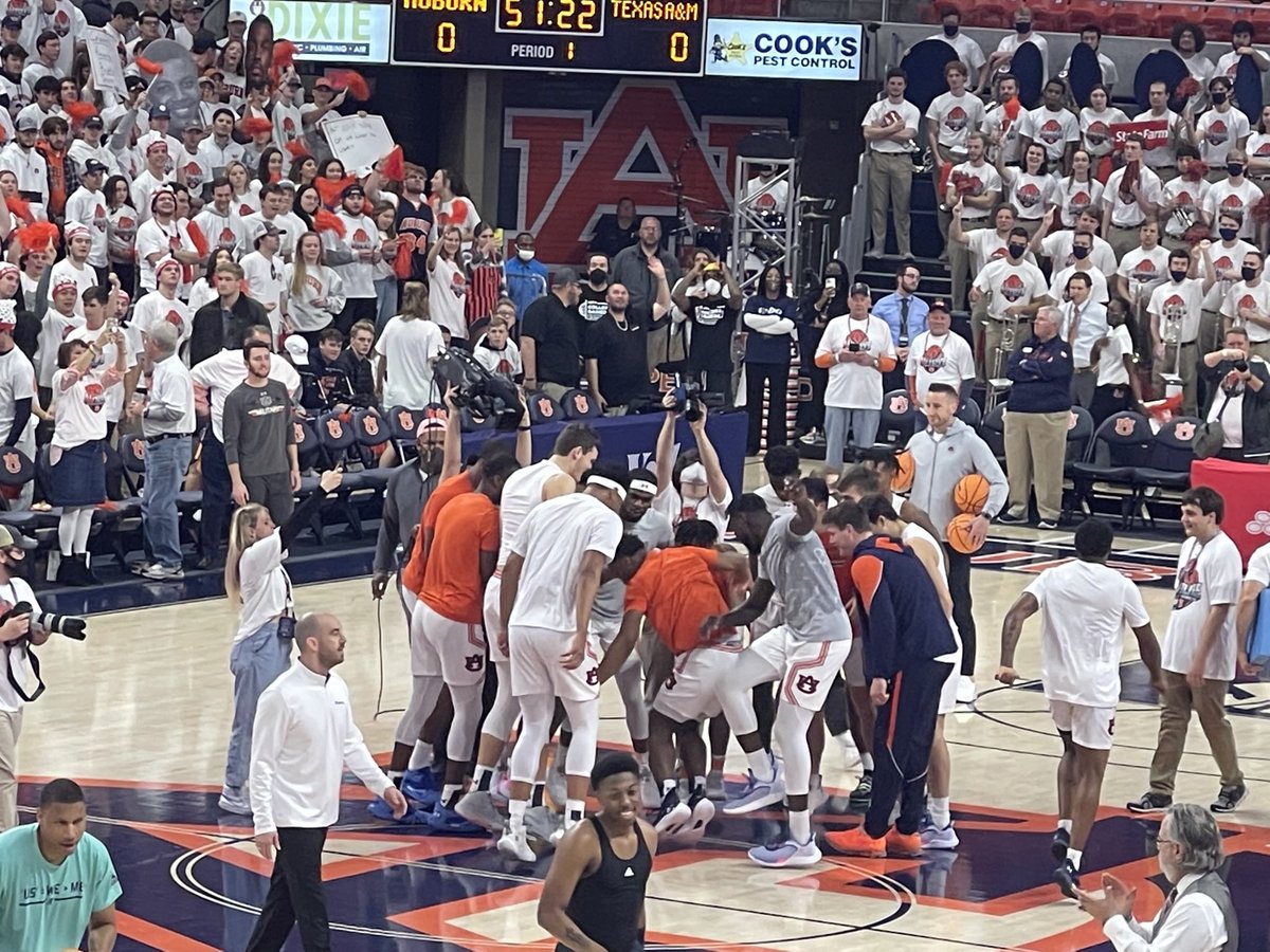 JFergusonAU's tweet photo. Auburn is dancing on its own midcourt logo, so disrespectful https://t.co/v70ytdFcUw