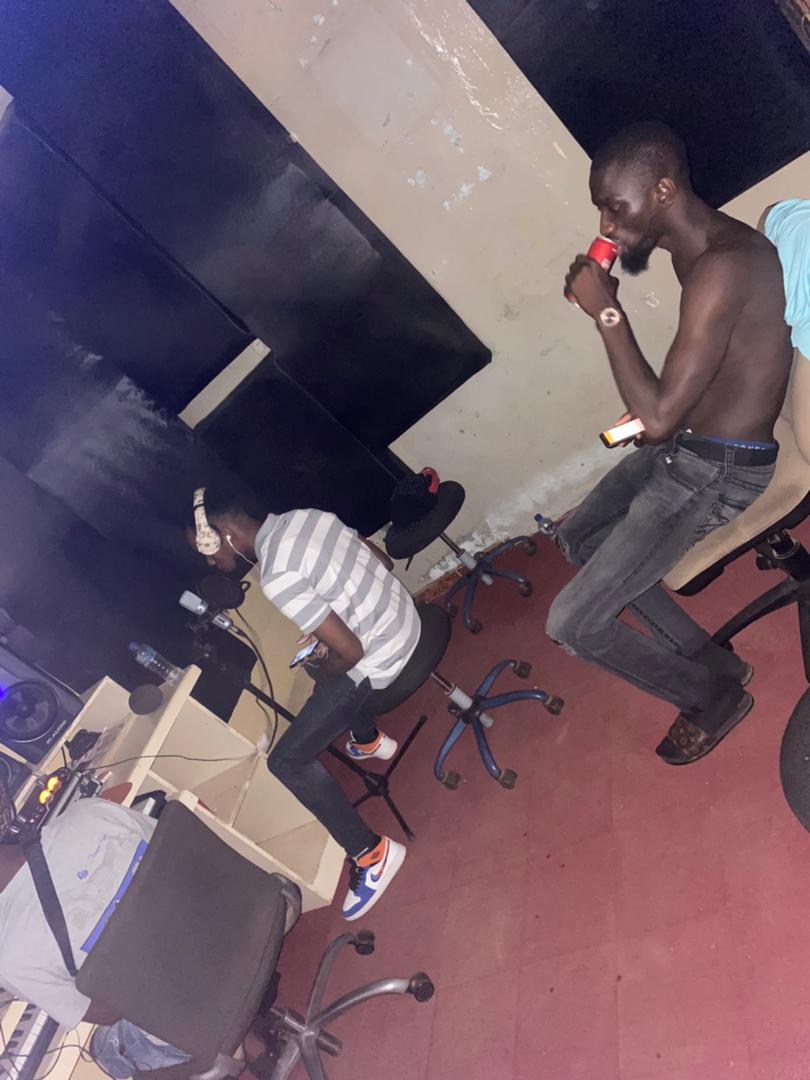 Daillkhid_JoEY's tweet photo. #AdultsInTheRoom the EP #WriterzBlock at Work! #art https://t.co/GUkIx6p3EB