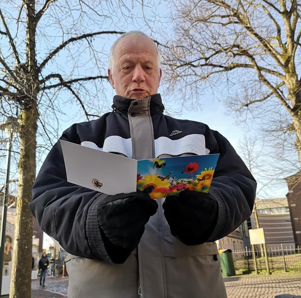 hartvoorhilv's tweet image. We startten vanochtend op de Kerkbrink. Met bloemenkaartjes met een lief gedichtje en een link naar ons verkiezingsprogramma: hartvoorhilversum.nl/?pagina=Verkie…