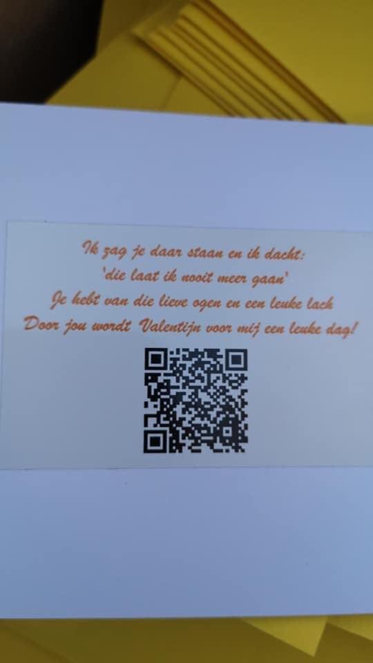 hartvoorhilv's tweet image. We startten vanochtend op de Kerkbrink. Met bloemenkaartjes met een lief gedichtje en een link naar ons verkiezingsprogramma: hartvoorhilversum.nl/?pagina=Verkie…