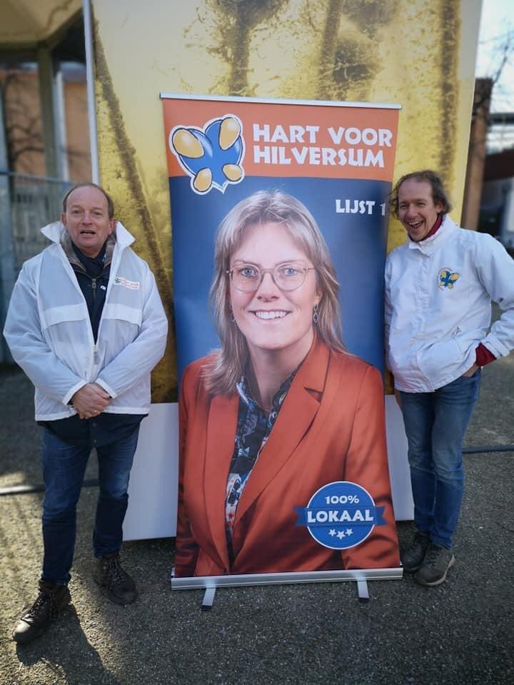 hartvoorhilv's tweet image. We startten vanochtend op de Kerkbrink. Met bloemenkaartjes met een lief gedichtje en een link naar ons verkiezingsprogramma: hartvoorhilversum.nl/?pagina=Verkie…