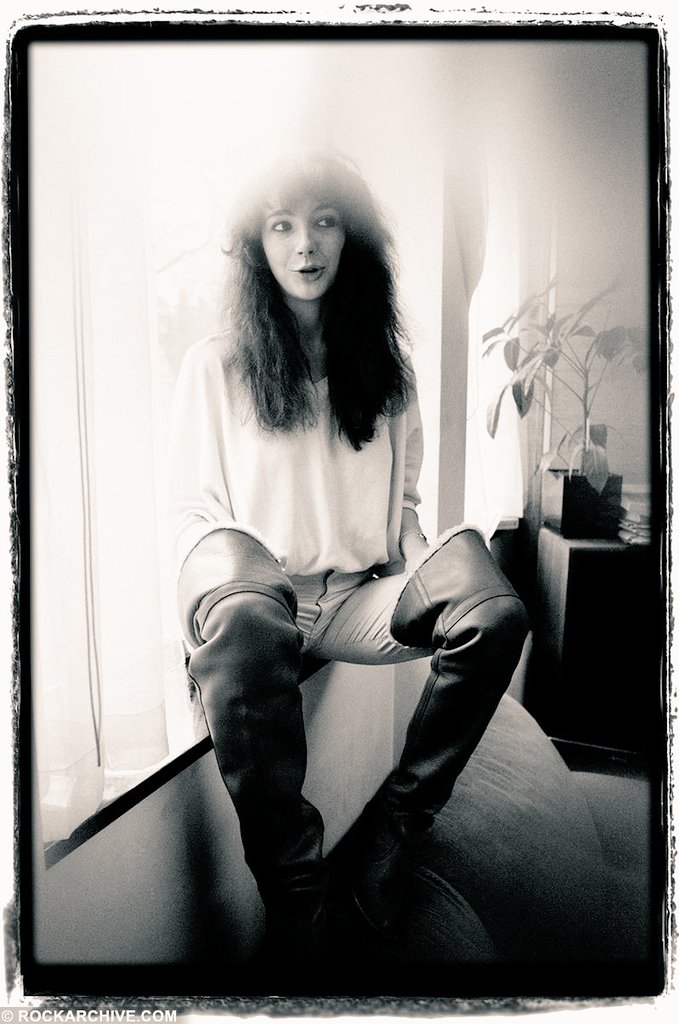 womensart1's tweet photo. Singer #KateBush by rock photographer Jill Furmanovsky in 1978 aged 19, just after her debut single "Wuthering Heights". She was the first female artist to achieve a UK number one with a self-written song #WomensArt https://t.co/y5EMrCMOf1
