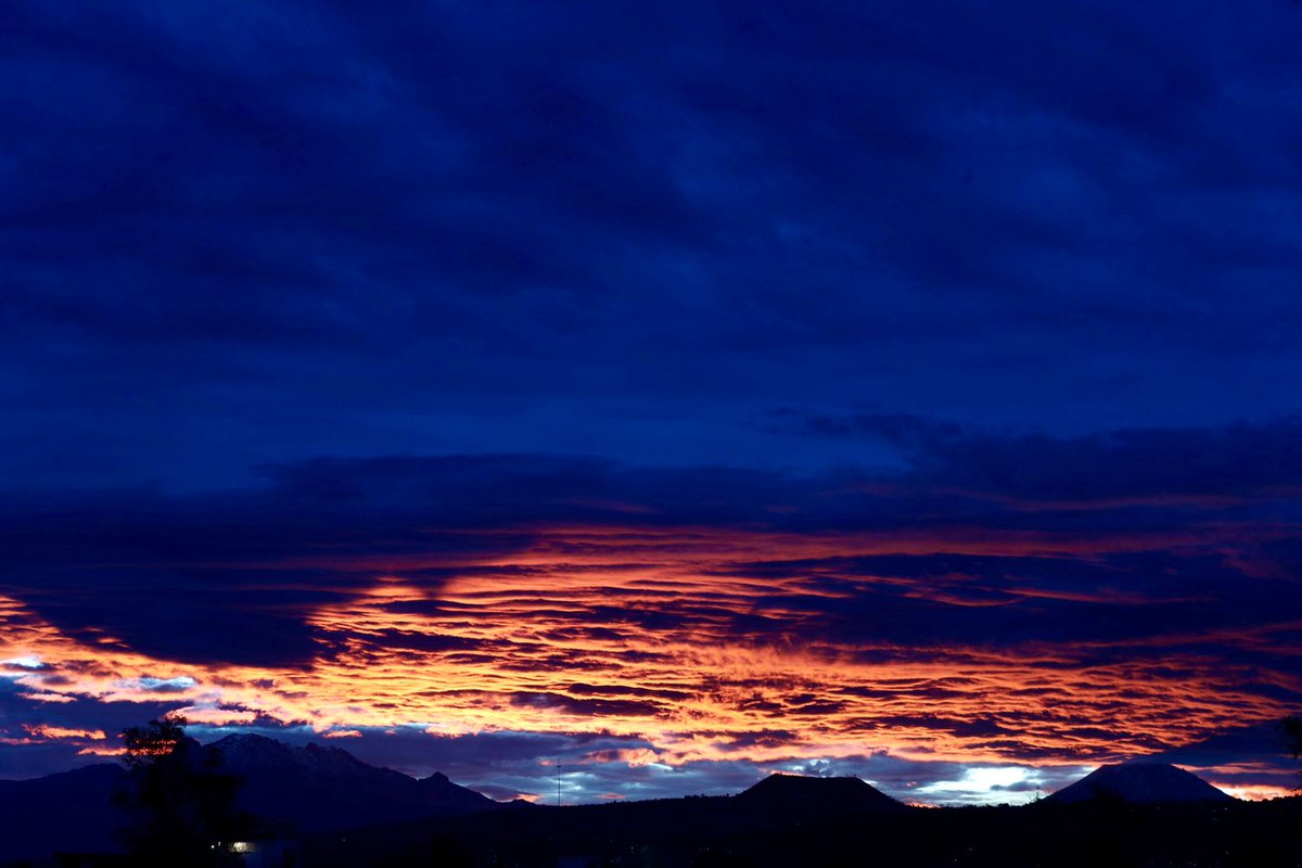 lajornadaonline's tweet photo. #DíaEnImágenes Los volcanes #Popocatépetl e #Iztaccíhuatl durante el amanecer en el Valle de México.

📷 Foto: @photoreportajes https://t.co/cJZv9VaEFM