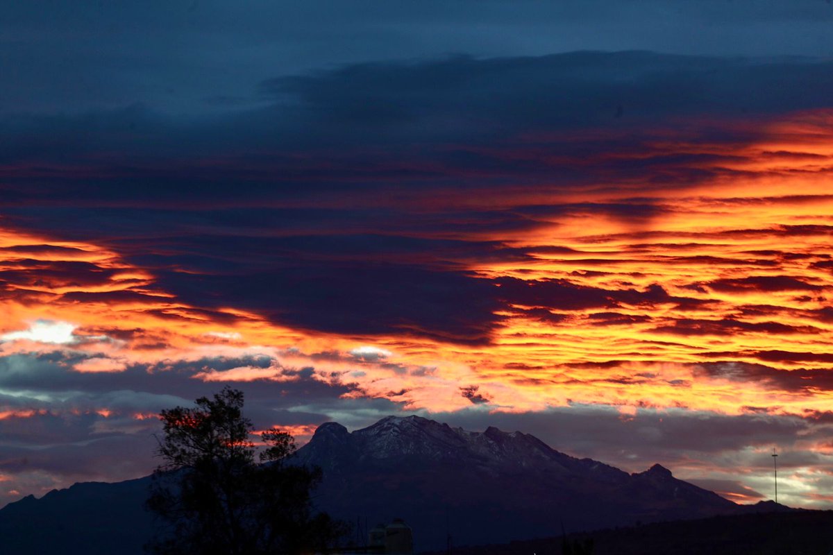 lajornadaonline's tweet photo. #DíaEnImágenes Los volcanes #Popocatépetl e #Iztaccíhuatl durante el amanecer en el Valle de México.

📷 Foto: @photoreportajes https://t.co/cJZv9VaEFM