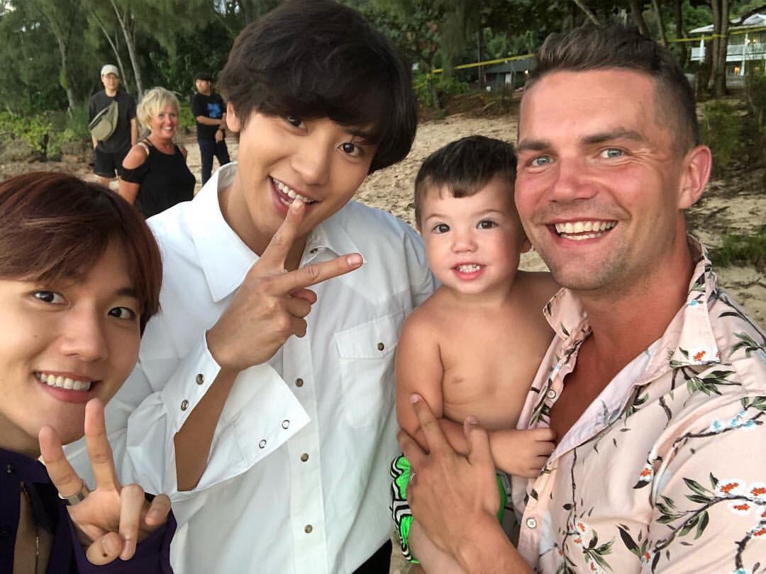 เห็นแต่คนที่ไปเจอศิลปินแล้วถ่ายรูปไว้ก่อนแบบไม่รู้ว่าใครแต่รู้ว่าดังแน่ แต่นี่คือศิลปินบอกเขาว่าถ่ายรูปไหม พวกเราดังนะ กุหัวบ่คืน55555555555555555555555555555555555555555555555555555555555555555