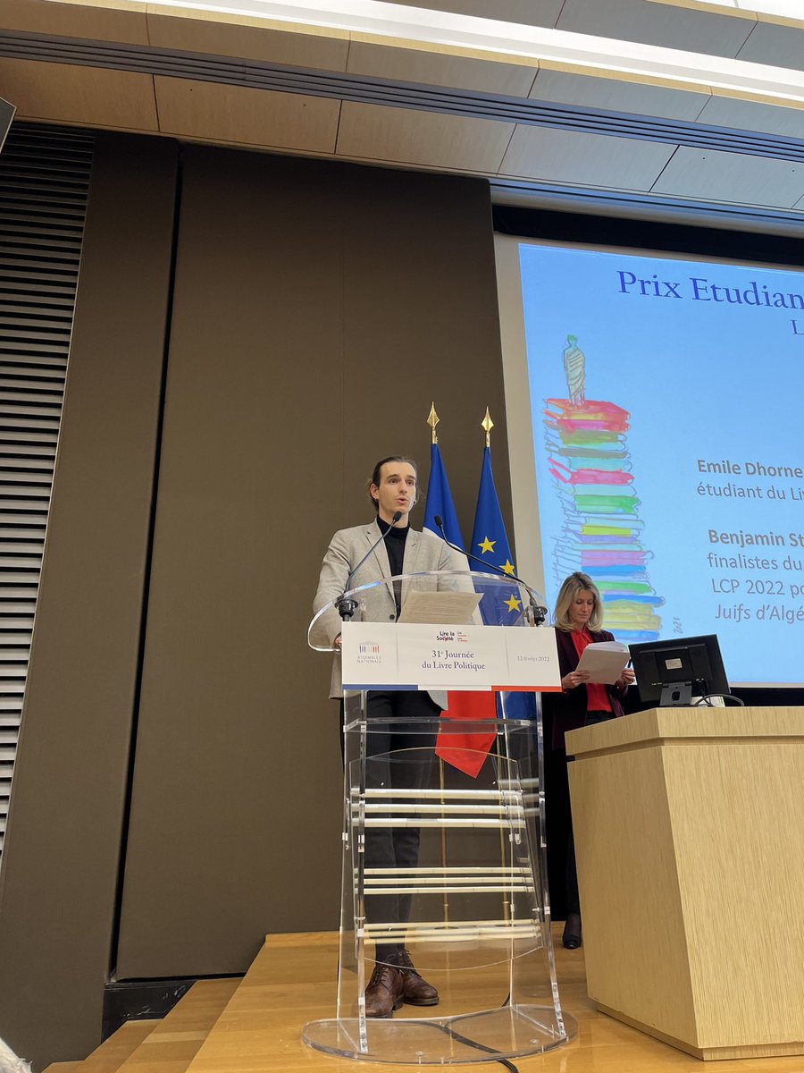 lirelasociete's tweet photo. Emile Dhorne, membre du jury du Prix étudiant de la BD Politique-@LCP , prend la parole pour nous présenter la #BDPol de @b_stora et @nicolaslescanff, finalistes avec leur #BDPol "Histoire dessinée des Juifs d’Algérie" aux @Ed_LaDecouverte. #JLP2022 https://t.co/AsPPcFvttu