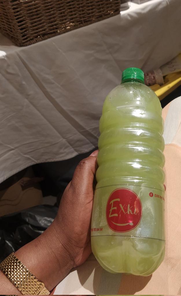 oumou_kane's tweet photo. Chacun son amour.
Marché St Valentin au #NoomHôtel de #Niamey, certains mangent l'amour des grands 😎et nous autres allons à la découverte des bien nommés jus de #Exki 🍹. 
@malikAbdoulahi m'a fait manger l'amour fraternel en m'offrant 1 pot d'encens de @du_thad 🥰 https://t.co/njCdN2CNHR