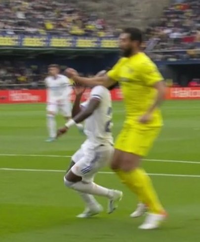 JLSanchez78's tweet photo. La Liga Española 👇👇

🤬 Codazo de Albiol a Vini (no penalti)
🤬 Manotazo de Parejo a Vini (no roja)

😡 Contra Vinicius vale todo. Impunidad de los rivales 

Da igual el resultado del partido, ya está adulterado. 
La temporada pasada los arbitrajes ya le costaron la Liga... https://t.co/H6BYpzxTiV