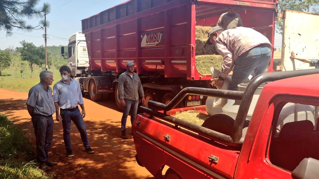 SebaOriozabala's tweet photo. #Ahora l Entrega de recursos forrajeros a productores de Colonia Carril afectados por los incendios y la emergencia agropecuaria. Los insumos estarán destinados a la nutrición del rodeo animal.

Agradezco el acompañamiento de los jefes comunales de Salto Encantado y A. Del Valle https://t.co/DmoTIS58zA