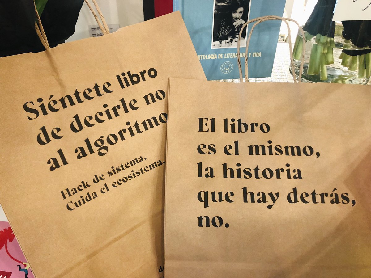 AudreyRdP's tweet photo. En la librería, respondo a una chica: 
—No tenemos el libro, pero puedo pedírtelo, o buscar qué librerías cercanas lo pueden tener.
La amiga de la chica:
—Si lo pides por Amazon te llega al día siguiente. 

Les he regalado esta bolsa y un asesinato con la mirada. https://t.co/v4gsn2wQOq