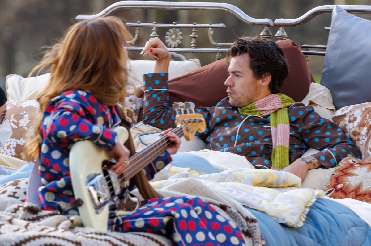 hsdcandids's tweet photo. 39 HQs of Harry filming a music video in London → https://t.co/j2zgyS60Yz https://t.co/tF6M7swRpJ