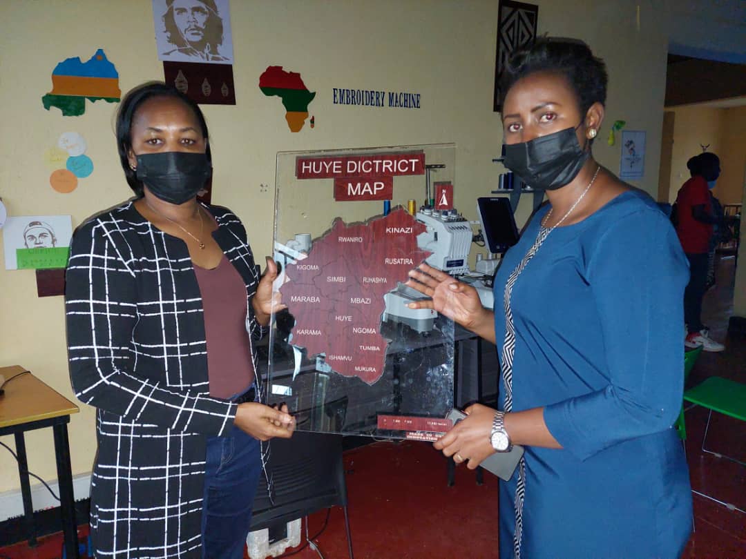 HuyeDistrict's tweet photo. Muri uru ruzinduko rwa Minisitiri @RMbabazi hamwe na CEO wa @BDF_rw, hasuwe ikigo cya @HubHuye gifasha urubyiruko mu guhanga ibishya hifashishijwe ikoranabuhanga.
Hanasuwe kandi ingoro y'umurage y'imibereho y'Abanyarwanda (Ethnographic Museum) iherere muri @Ngomasector. https://t.co/XJzXbYtwfD