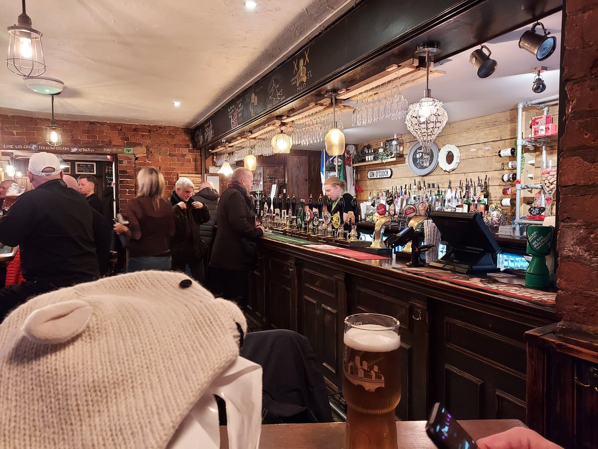 coombes_angie's tweet photo. In #TheTaps in #lytham for a swift one with @Tony_Ginger https://t.co/pZu7aCC0nB