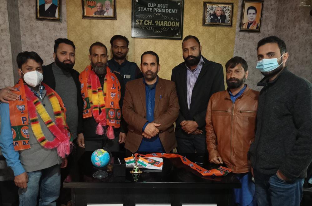 ChodaryMushtaq's tweet photo. Congress Block President Chittergul/Sarpanch Chittergul and other members joined BJP at Party Headquarter Jammu
In presence of 
State president BJPST morcha Haroon Choudhary
 State gen Sec Ch Roshan Husain State Sec Ch mushtaq 
State Spkesperson Ch imtiyaz Kataria and others ldr https://t.co/ldz3Hk2Va6