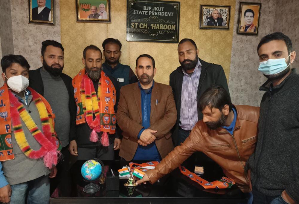 ChodaryMushtaq's tweet photo. Congress Block President Chittergul/Sarpanch Chittergul and other members joined BJP at Party Headquarter Jammu
In presence of 
State president BJPST morcha Haroon Choudhary
 State gen Sec Ch Roshan Husain State Sec Ch mushtaq 
State Spkesperson Ch imtiyaz Kataria and others ldr https://t.co/ldz3Hk2Va6