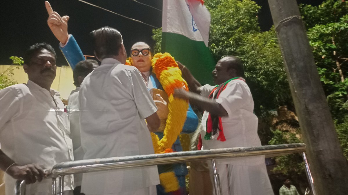 ATheerthy's tweet photo. மதசார்பற்ற முற்போக்கு கூட்டணியின் சென்னை மாநகராட்சி 22  வது வட்ட வேட்பாளரான நான் இன்று சட்டமேதை அண்ணல் அம்பேத்கர் அவர்களின் திருவுருவ சிலைக்கு மாலை அணிவித்து பொது மக்களிடம் வாக்குறுதிகளை கூறி கை சின்னத்திற்கு வாக்கு சேகரித்தேன் @INCTamilNadu @arivalayam https://t.co/9x7zcVOpyZ