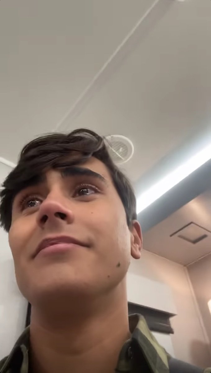 LoveVictorFPage's tweet photo. Michael con lágrimas nos confirma que las grabaciones de la 3ra temporada han finalizado. 🥺
#LoveVictor https://t.co/52RgYgfK7H