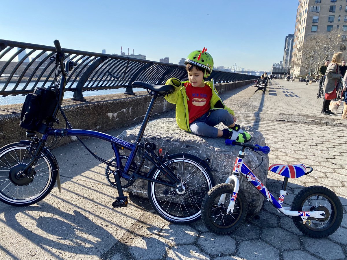 Kunal_Khatri's tweet image. 🇺🇸 🌭 meets 🇬🇧 🚲 

#specialrelationship #minidiplomat @BromptonBicycle @Kiddimoto