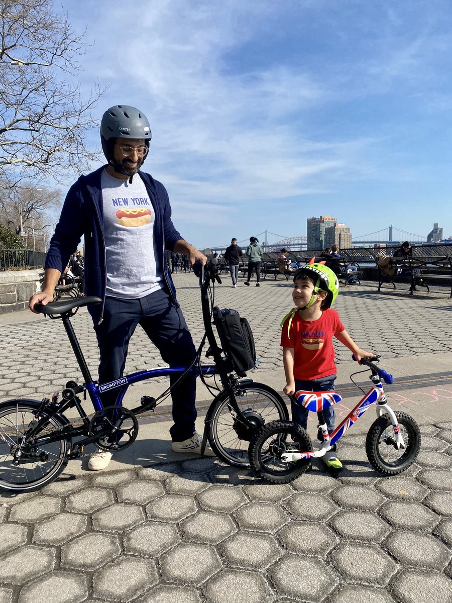 Kunal_Khatri's tweet image. 🇺🇸 🌭 meets 🇬🇧 🚲 

#specialrelationship #minidiplomat @BromptonBicycle @Kiddimoto