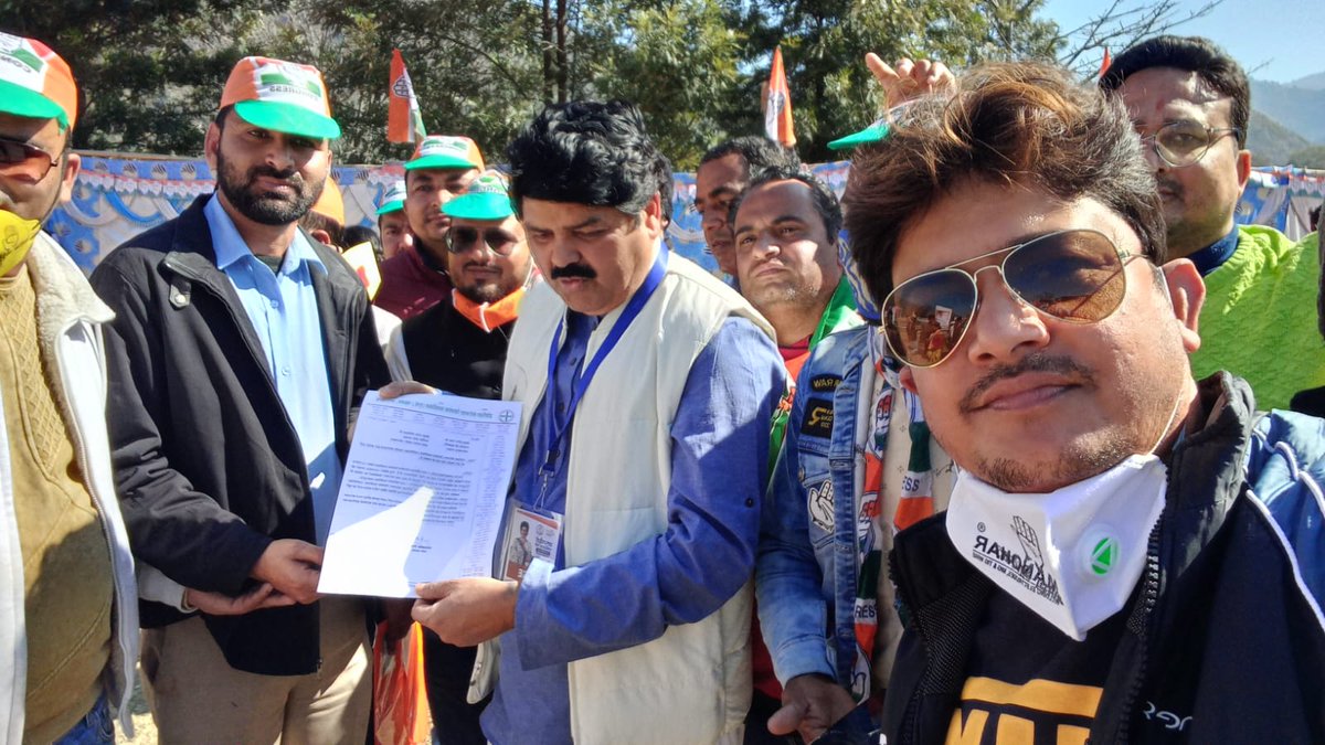 AIPCUttarakhand's tweet photo. Executive Committee members of unemployed diploma pharmacists reached Srinagar for @Priyankagandhi ji's rally this afternoon. They met PCC President @ganeshgodiyal ji and handed over a letter of support and good wishes for Congress' victory in Uttarakhand.

@devendrayadvinc https://t.co/atE87k2U0I