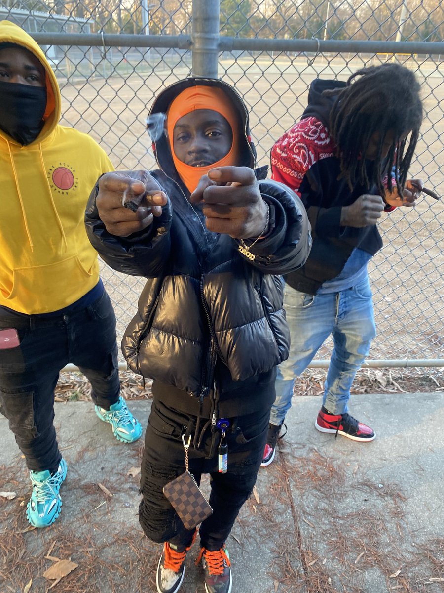 SbBankz_'s tweet photo. I was just running the streetz, me &amp; my brothers had a 🧅 a peace. Staring I’m clutching my heat ❄️😎🥷 https://t.co/inYI3yCVnl