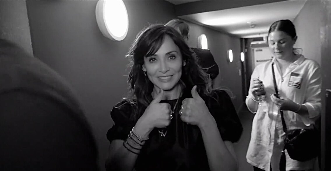 PopLoop_'s tweet image. Natalie Imbruglia nos presenta una mirada más íntima de sus conciertos en el video para #NothingMissing, una canción de su último álbum #Firebird. 

👉youtu.be/AEs1TJvdLfs