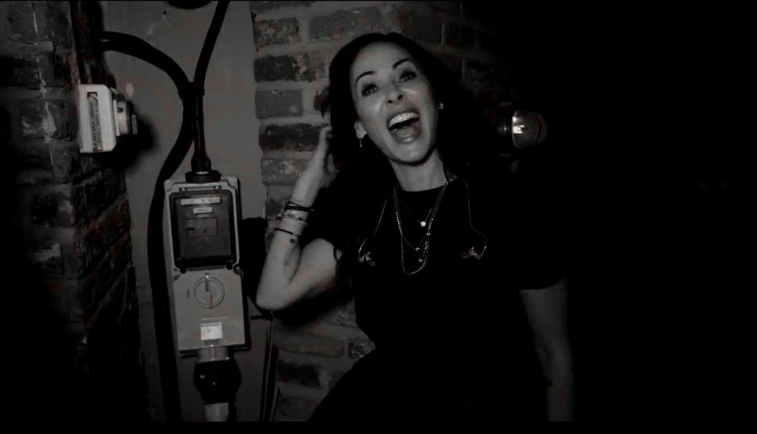 PopLoop_'s tweet image. Natalie Imbruglia nos presenta una mirada más íntima de sus conciertos en el video para #NothingMissing, una canción de su último álbum #Firebird. 

👉youtu.be/AEs1TJvdLfs