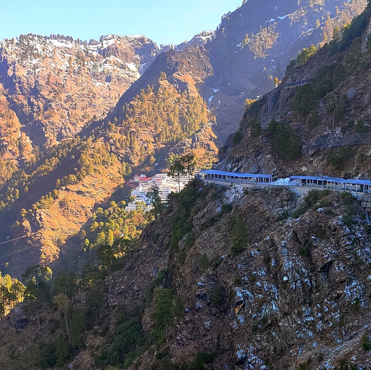 DCeeKaay's tweet photo. The Shrine Vaishno Devi ...With Better Half.
#Jaimatadi
#VaishnoDeviMaa https://t.co/SAltuDWrcN