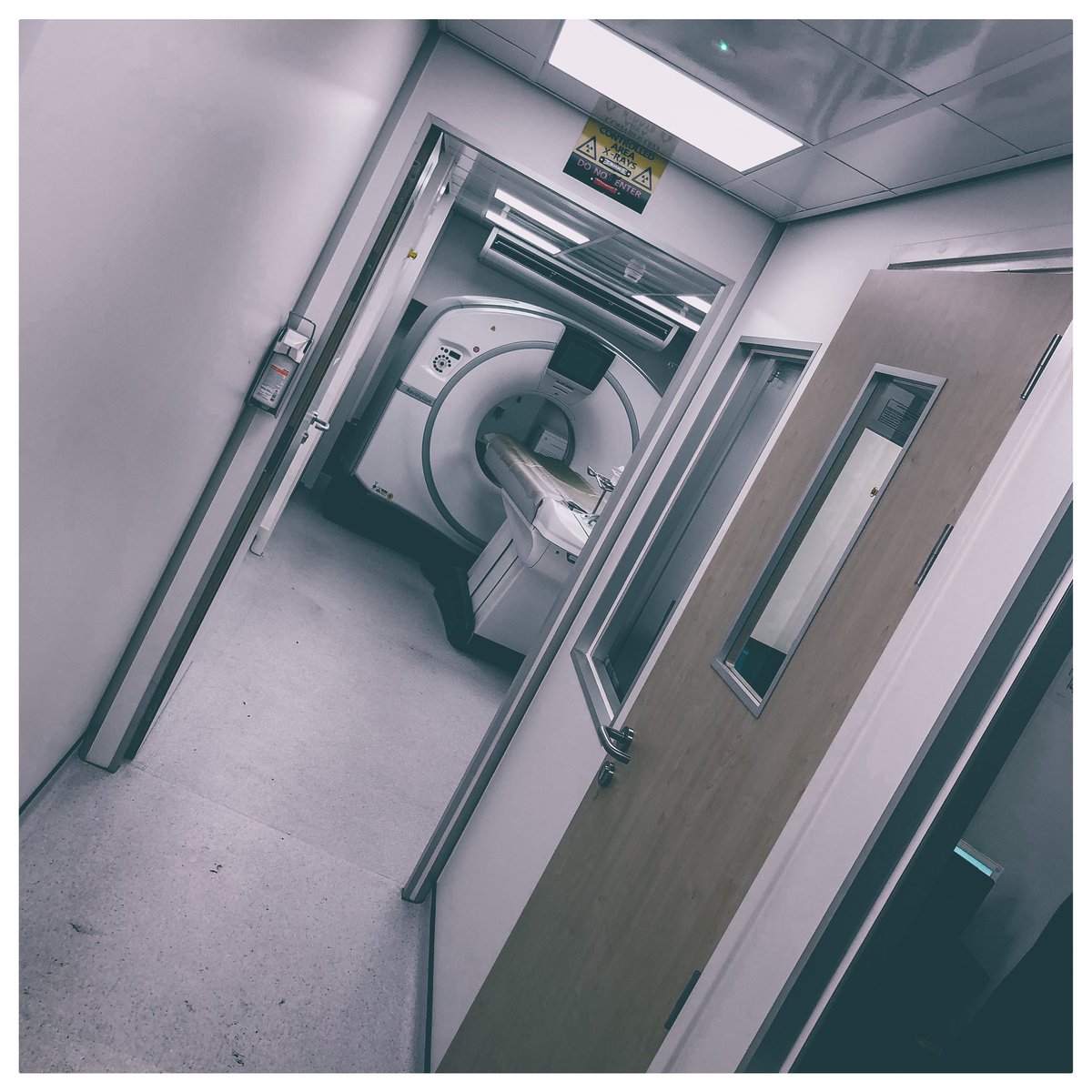 BenoitDurnez's tweet photo. Dankzij de perfecte samenwerking tussen heel wat afdelingen, zeer snelle indienststelling van een tijdelijke mobiele CT-trailer #radiologie @az_delta campus Menen  #teamwork https://t.co/U2c50THbrb
